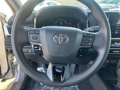 Used 2025 Toyota Camry LE image 28