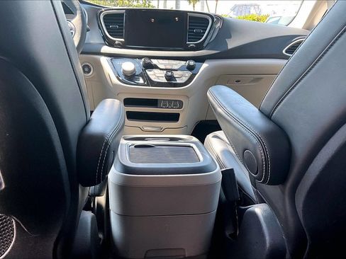 Used 2023 Chrysler Pacifica Touring-L FWD image 10