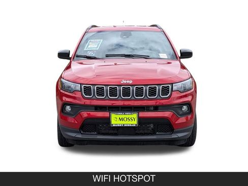 Used 2025 Jeep Compass Latitude AWD/4WD image 4