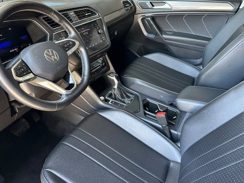 Used 2023 Volkswagen Tiguan SE w/ Panoramic Sunroof Package FWD image 11
