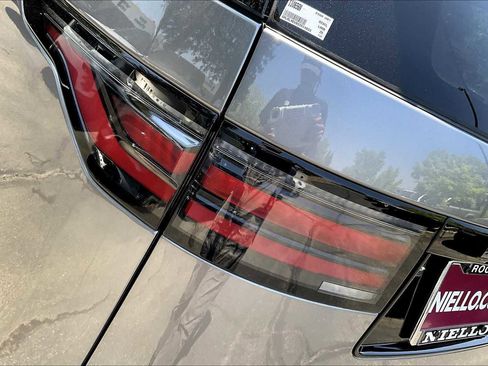 New 2025 Land Rover Discovery Dynamic SE image 25