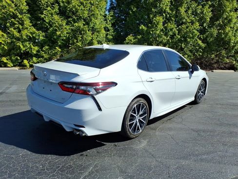 Used 2023 Toyota Camry SE FWD image 3