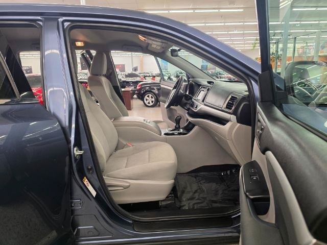 Used 2018 Toyota Highlander LE w/ Carpet Mat Package (TMS) FWD image 34