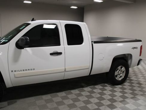 Used 2007 Chevrolet Silverado 1500 LT w/ 2LT Audio Package AWD/4WD image 5
