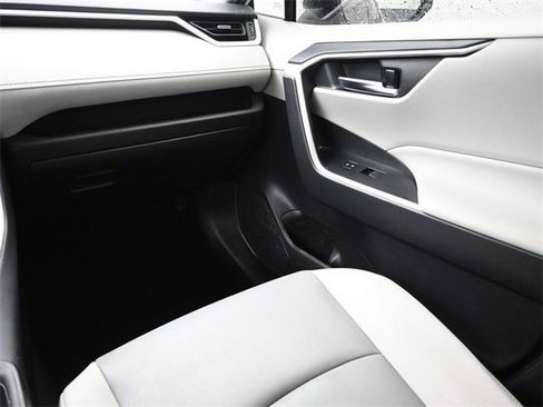 Used 2020 Toyota RAV4 XLE Premium image 19