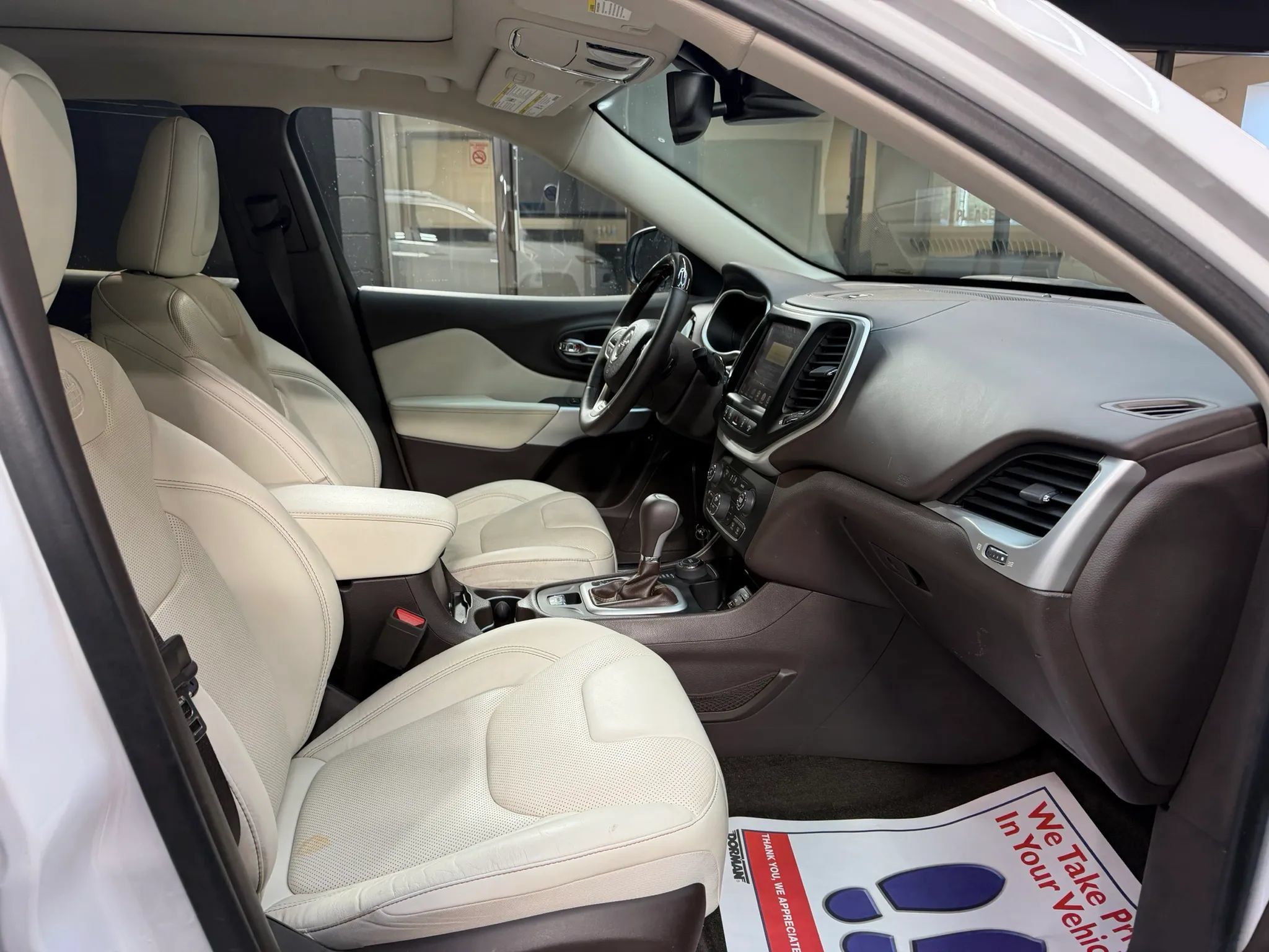 Used 2017 Jeep Cherokee Overland w/ Technology Group AWD/4WD image 29
