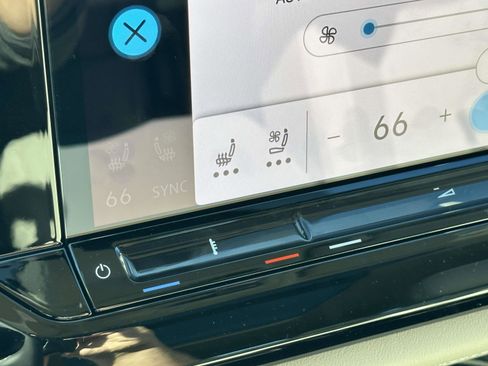 New 2025 Volkswagen Atlas SE image 28