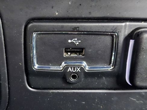 Used 2017 Jeep Renegade Latitude FWD image 19