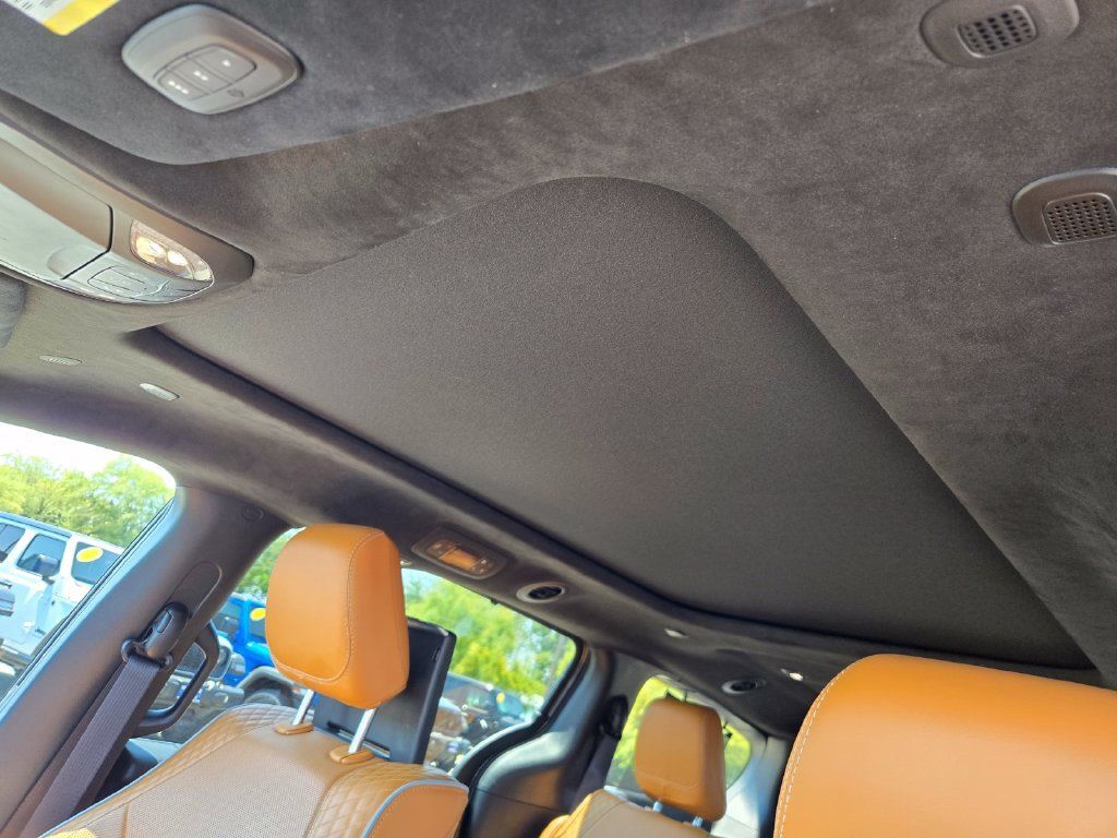 Used 2023 Chrysler Pacifica Pinnacle FWD image 11