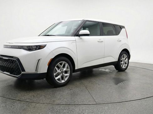 Used 2025 Kia Soul LX w/ LX Technology Package FWD image 3