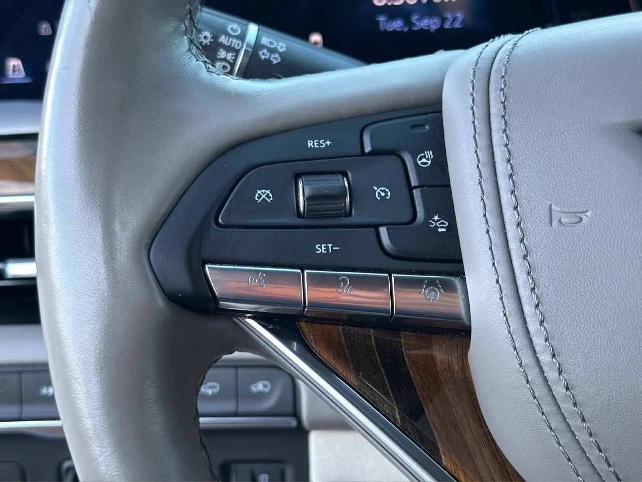 Used 2023 Cadillac Escalade ESV Premium Luxury Platinum AWD/4WD image 26