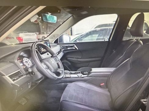 Used 2025 Mitsubishi Outlander SE image 5