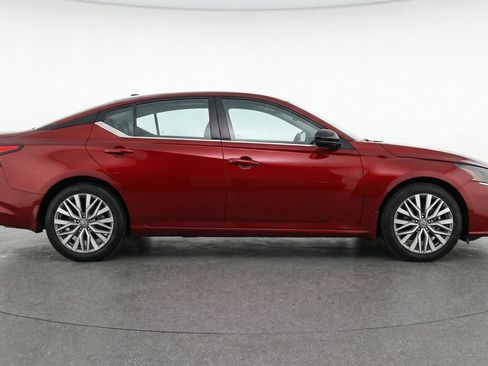 Used 2025 Nissan Altima 2.5 SV FWD image 11