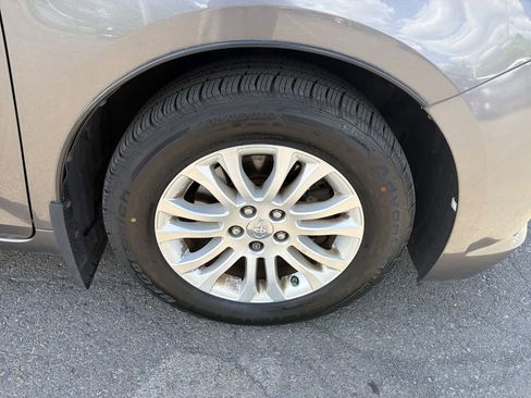 Used 2015 Toyota Sienna XLE Premium FWD image 32