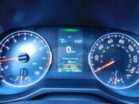Used 2020 Toyota RAV4 XLE Premium FWD image 11