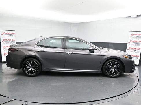 Used 2023 Toyota Camry SE image 9