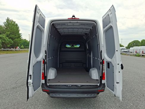 Used 2025 Mercedes-Benz Sprinter 2500 image 10