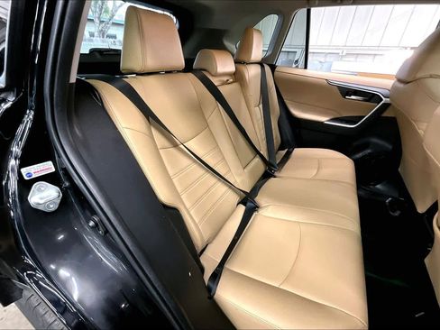 Used 2020 Toyota RAV4 XLE Premium image 29