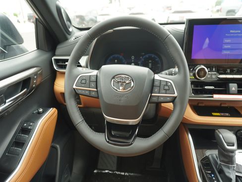 New 2026 Toyota Highlander Platinum AWD/4WD image 17