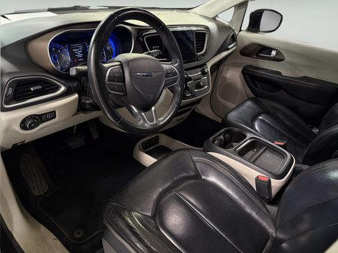 Used 2017 Chrysler Pacifica Touring-L FWD image 14