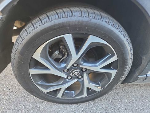 Used 2018 Toyota C-HR XLE image 3