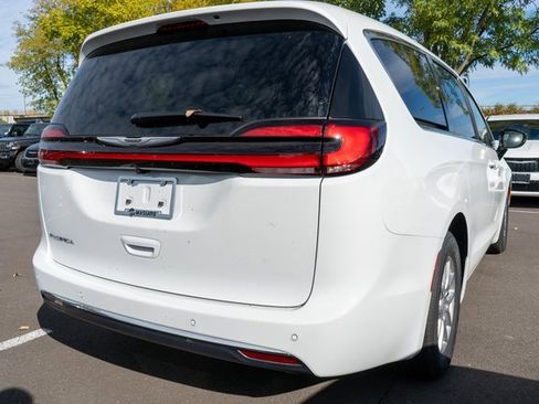New 2026 Chrysler Pacifica Select image 5
