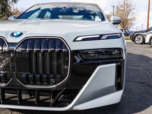 Used 2025 BMW i7 eDrive50 w/ M Sport Package image 7