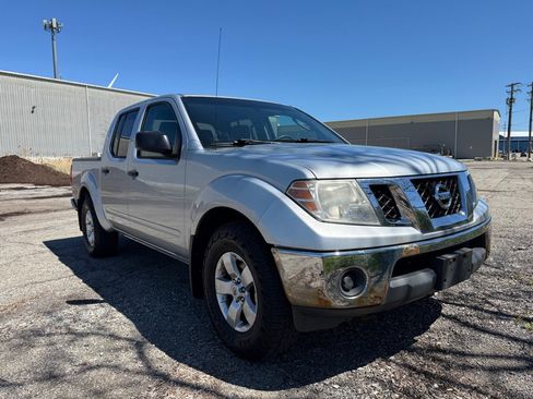 Used 2010 Nissan Frontier SE image 1