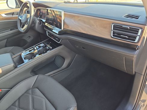 Used 2025 Volkswagen Atlas SE image 32