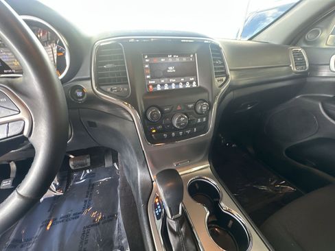 Used 2019 Jeep Grand Cherokee Laredo image 24