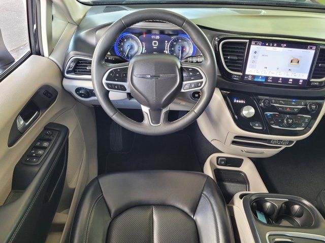 Used 2023 Chrysler Pacifica Touring-L FWD image 16