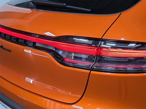 Certified 2025 Porsche Macan image 30
