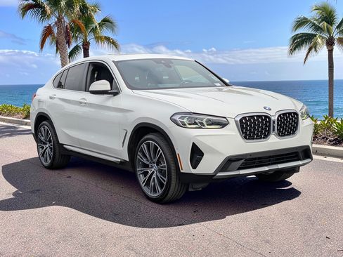 Used 2022 BMW X4 xDrive30i w/ Parking Assistance Package AWD/4WD image 4
