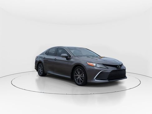 Used 2021 Toyota Camry XLE FWD image 2