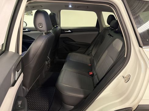 Used 2023 Volkswagen Taos SE w/ Panoramic Sunroof Package FWD image 19