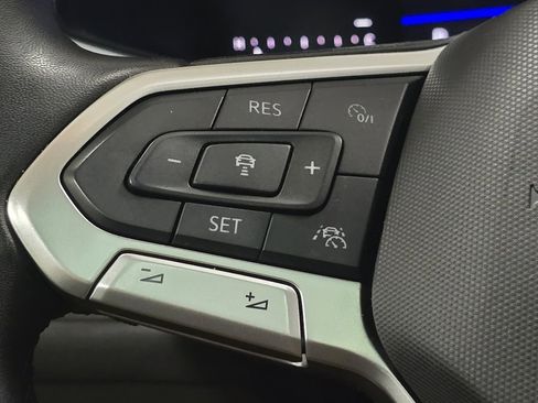 Used 2025 Volkswagen Taos SE image 30