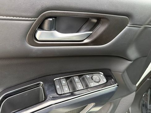 Certified 2024 Nissan Pathfinder SL FWD image 17