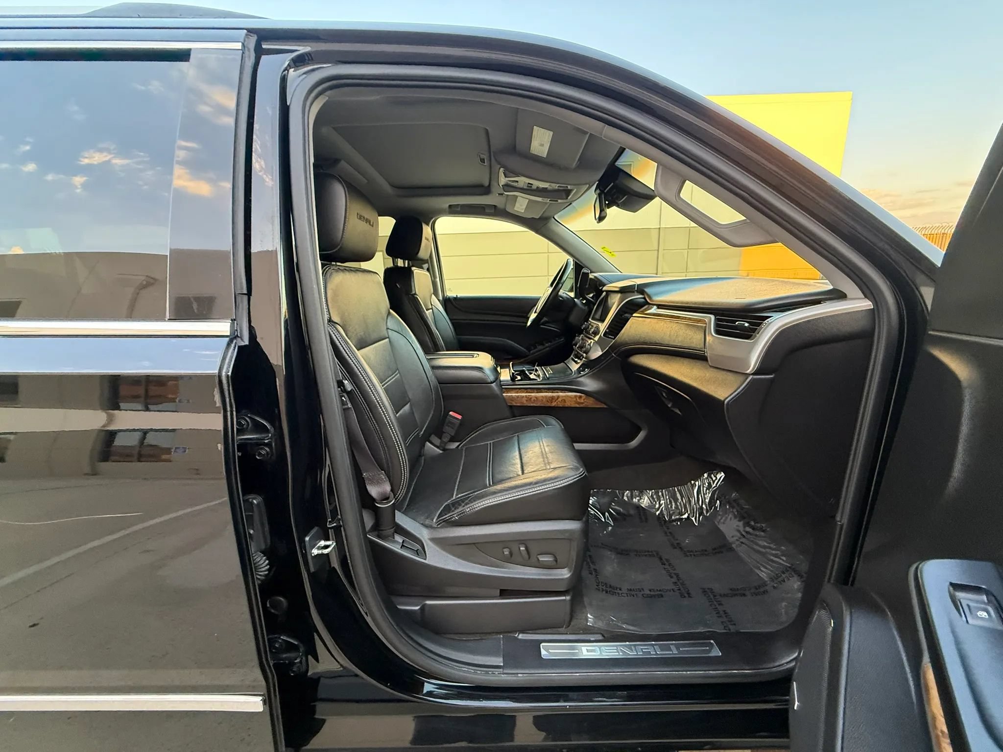 Used 2015 GMC Yukon XL Denali w/ Touring Package AWD/4WD image 30