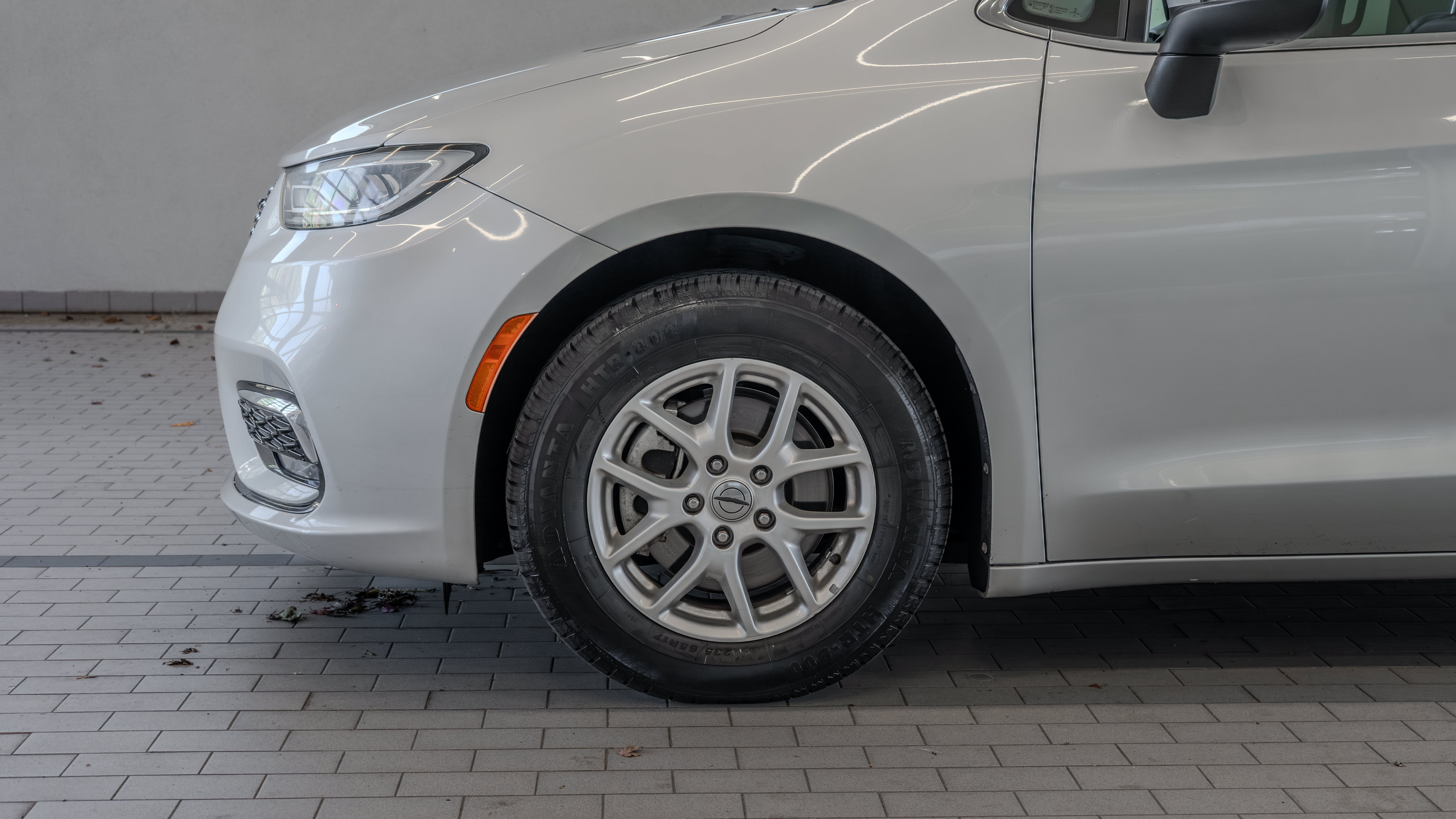 Used 2023 Chrysler Pacifica Touring-L FWD image 4