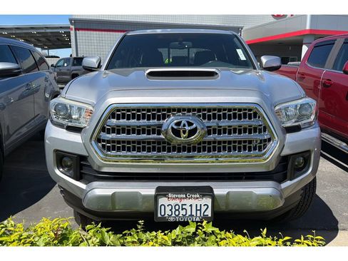 Used 2016 Toyota Tacoma TRD Sport image 3