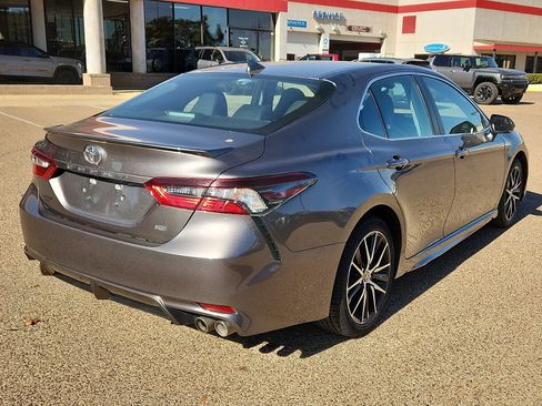 Used 2024 Toyota Camry SE image 4