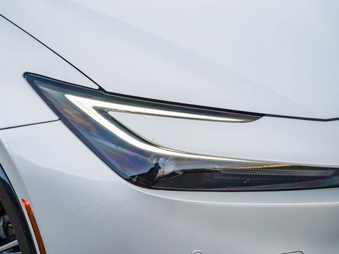 Used 2023 Toyota Prius XLE image 2