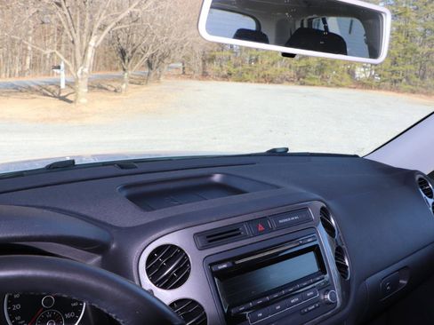 Used 2013 Volkswagen Tiguan S image 14