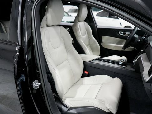 Used 2023 Volvo V60 B5 Cross Country Ultimate w/ Climate Package image 20