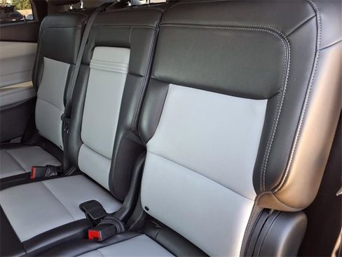 Used 2022 Ford Explorer XLT w/ Equipment Group 202A image 9