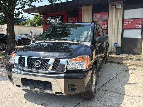 Used 2009 Nissan Titan SE RWD image 1