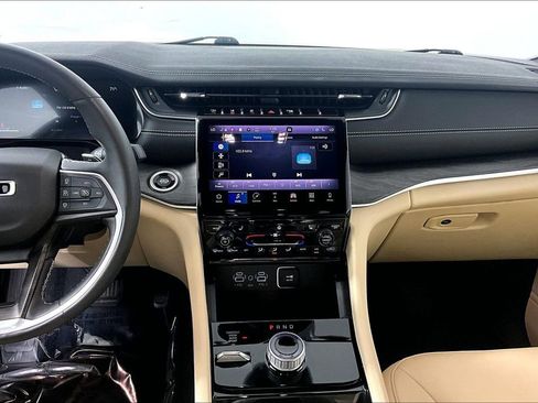 Used 2023 Jeep Grand Cherokee Limited AWD/4WD image 6