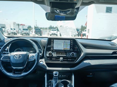Certified 2021 Toyota Highlander XLE AWD/4WD image 13