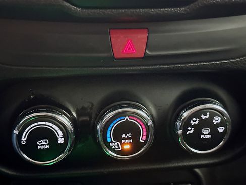 Used 2017 Jeep Renegade Latitude image 23