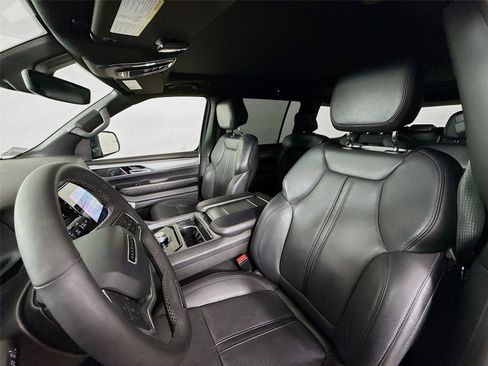 Used 2023 Jeep Wagoneer Series II image 2